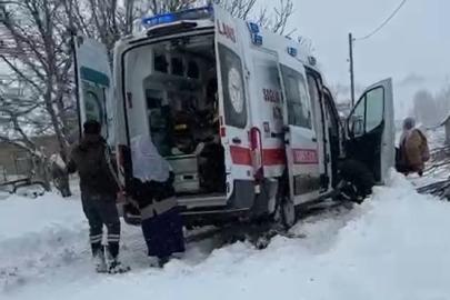 Kardan kapanan yolda hastaneye yetişemeden ambulansta doğum yaptı