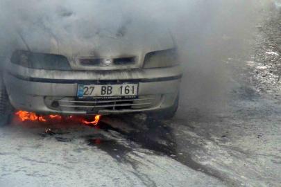 Kars’ta park halindeki otomobil alevlere teslim oldu