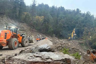 Kastamonu’da heyelan sebebiyle kapanan yol ulaşıma açıldı