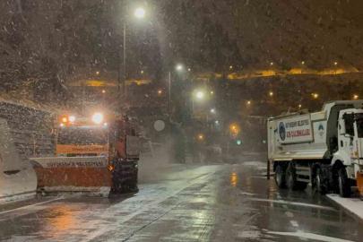Kayseri’de gece saatlerinde başlayan kar yağışı kenti beyaza bürüdü