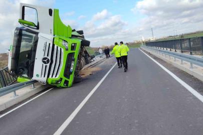 Kırklareli’de yem yüklü tır köprüde devrildi
