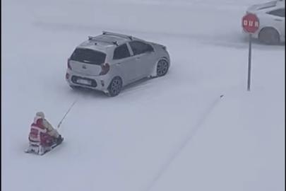 Kızağı araca bağlayıp çektiler, tehlikeli eğlence kameraya yansıdı