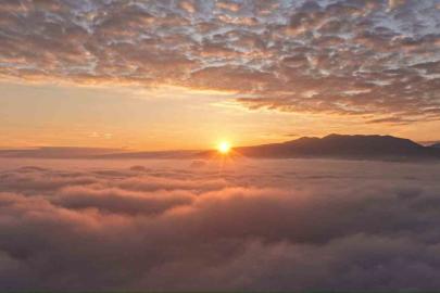 Kocaeli’de sis bulutları arasında kartpostallık görüntüler