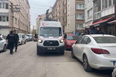 Kollarından ve kafasından yaralanan genç hastaneye kaldırıldı, fail aranıyor