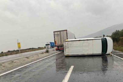 Kontrolden çıkan minibüs devrildi; 1 yaralı