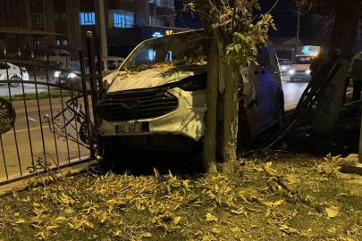 Kontrolden çıkan minibüs, refüjdeki ağaca çarparak durabildi