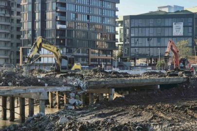 Korozyona uğrayan köprü yıkılıyor