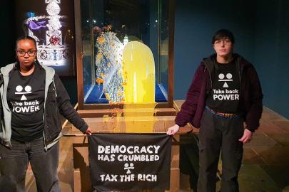 Kraliyet tacına muhallebi attılar