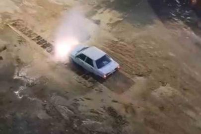 Krizi fırsata çevirdi, patlayan suda aracını yıkadı