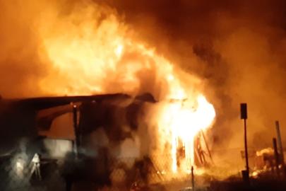 Kümesi alev alev yandı, karşısına geçip "Canımız sağ, ben de yanabilirdim" dedi