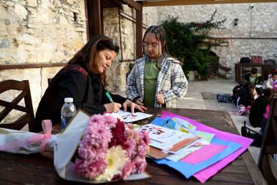 Kuşadası’nda çocuklara hem kitap hem hayvan sevgisi aşılandı
