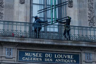 Louvre Müzesi'nde demir parmaklık dönemi