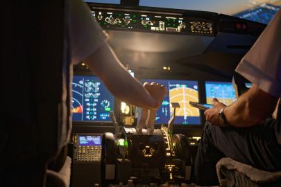 Maaşı ödenmeyen pilot, yolcularla dolu uçakta eylem yaptı