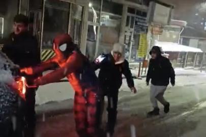 Mahsur kalan sürücüye örümcek adam desteği