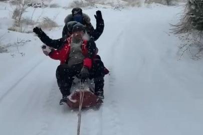 Malatya’da traktör arkasında karda ’sörf’