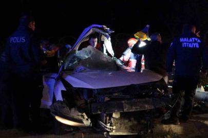 Malatya’da trambüs direğine çarpan araç kağıt gibi dağıldı: 1’i ağır 2 yaralı