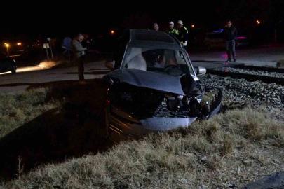 Malatya’da yük treni hemzemin geçitte otomobile çarptı: 5 yaralı