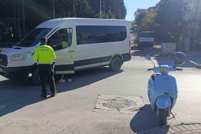 Manavgat’ta minibüsle çarpışan motosikletli yaralandı