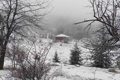 Manisa’nın yüksek kesimlerinde kartpostallık kar manzaraları