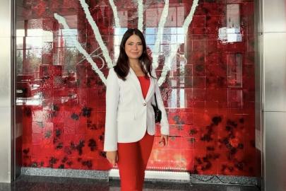 Meclis üyesini sıkıştırıp, aracı yumrukladı… O anlar kamerada