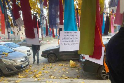 Memurlar bakanlığın önündeki ağacı ’dilek ağacı’na çevirdi