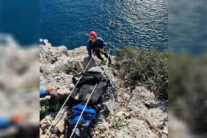 Mersin’de sarp kayalıklarda mahsur kalan keçi nefes kesen operasyonla kurtarıldı