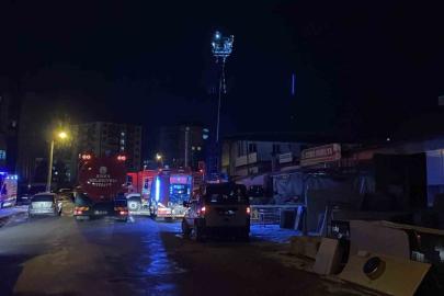 Mobilya imalathanesinde çıkan yangın paniğe neden oldu