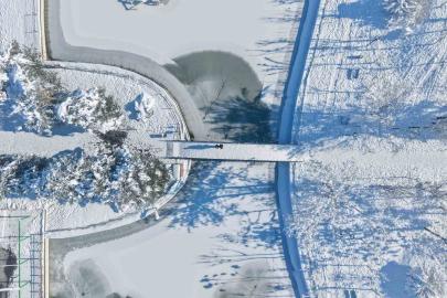 Muş’ta eksi 28 derece: Göletler dondu, çatılarda buz sarkıtları oluştu