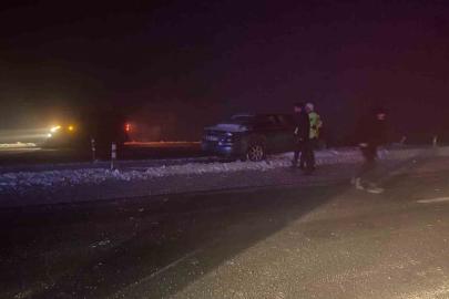 Muş’ta sis ve buzlanma kazaya neden oldu: Otomobil refüje çarptı