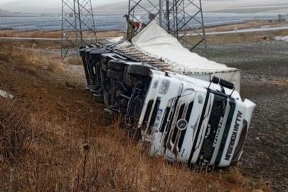 Muş’ta tır şarampole yuvarlandı