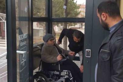 Okuldaki asansör engelini vali kaldırdı