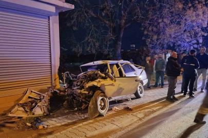 Otomobil konteynere, kamyonete ve evin duvarına çarptı: 1 ölü, 1 yaralı