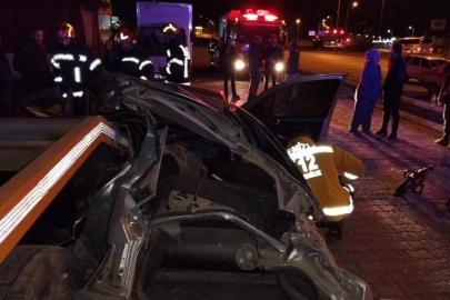 Otomobil park halindeki tırın dorsesine çarptı: 1 ölü 1 yaralı