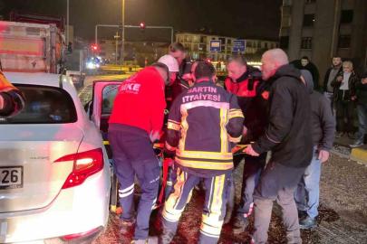 Otomobil tırın dorsesine saplandı:1 yaralı