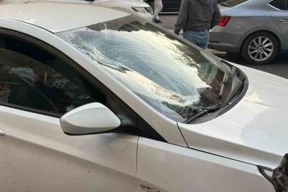 Otomobilin çarptığı yaya ağır yaralandı, sürücüler birbirlerinin üstüne yürüdü