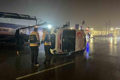Panelvan ile çarpışan ambulans devrildi: 6 yaralı