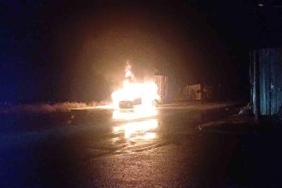 Park halindeki araç alev topu oldu, geriye hurda kaldı