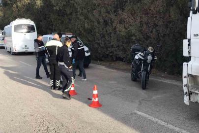 Park halindeki aracının yanında beklerken işçi servisi çarptı