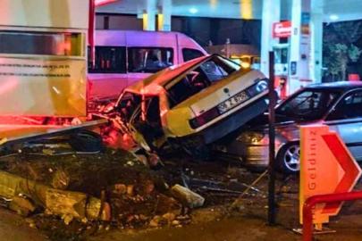 Park halindeki araçlara çarpan otomobil hurdaya döndü: 1 ölü, 1 ağır yaralı