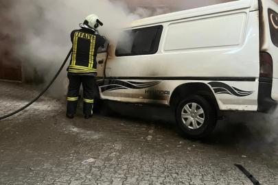 Park halindeki minibüs çıkan yangında kullanılamaz hale geldi