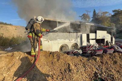 Park halindeki yolcu otobüsü alevlere teslim oldu