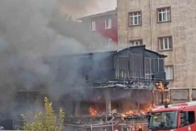 Pendik Kaynarca’da bir araçta başlayan yangın çevrede bulunan bina ve mekanlara da sıçradı. Olay yerine çok sayıda itfaiye ekibi sevk edildi.