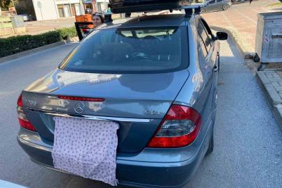 Plakası bezle kapatılan Mercedes plakasız çıktı