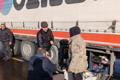 Posof Belediyesi’nden yolda kalan tır şoförlerine sıcak çorba