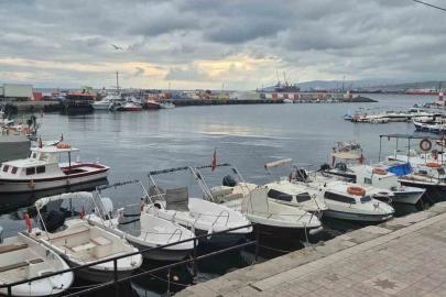 Poyraz küçük tekne balıkçılarını limana bağladı, ağlar tamire alındı