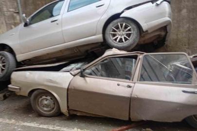 Rampada geriye kayan otomobil 8 metreden düşerek park halindeki aracın üzerine çıktı