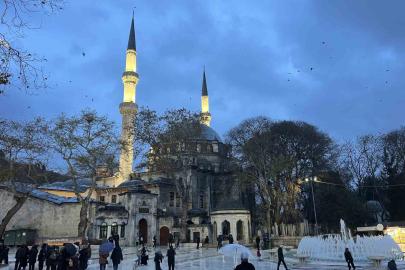 Regaip Kandili’nde vatandaşlar Eyüpsultan Camii’ne akın etti