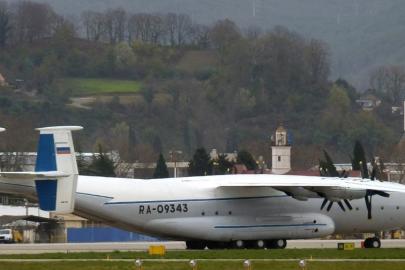 Rus nakliye uçağı havada parçalandı, su deposuna düştü