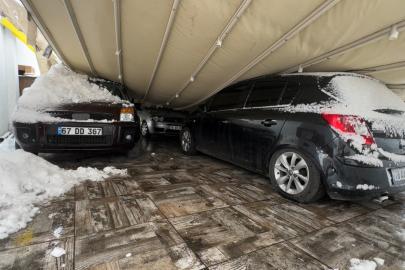 Safranbolu’da kar ağırlığı garajı çökertti: 3 araç zarar gördü