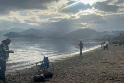 Sağanak sonrası güneş yüzleri güldürdü, Marmaris sahilleri doldu